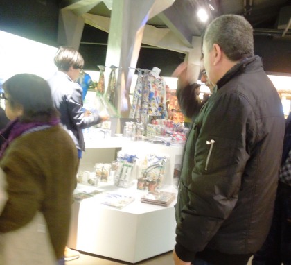 Usuaris i professionals  de Ciutat i Valors visiten l'espai Gaudí Experiència
